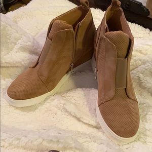 Vici Wedge tennis shoes